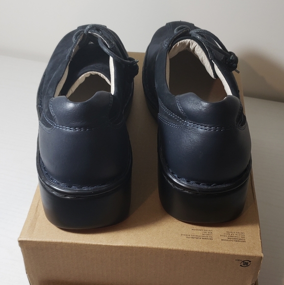 NWOT Propet size 9 women's midnight blue leather and suede shoe. - Picture 5 of 11